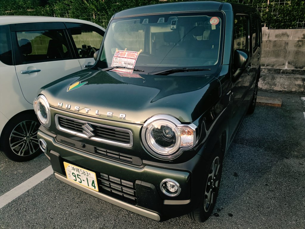 zA5XqnPbu859086's tweet photo. さっきユニオンで無断駐車禁止の張り紙されていた車。彼女の車で帰って来た、どちらも初心者マーク🔰。琉大生かな？やなスケベーや🤣
＃勉強よりも常識学べ https://t.co/NxCBIZ4jj6