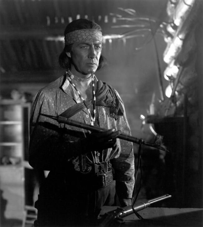 Devil’s Doorway 1950

Anthony Mann 84 min.

Un altre Western excepcional de Mann, ple de simbolismes: els drets dels indis, l'emancipació de les dones (una dona advocada). Dels millors films del director. Ford,Hawks i Mann els tres reis.

#DomingodeWestern