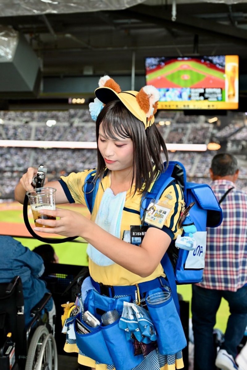 葵（Aoi）▷ファイターズ&レバンガ ビール売り子