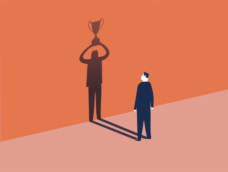 الظل هنا ليس مجرد انعكاس… بل هو صورة “الذات التي يمكن أن تصبح”.
الرجل يقف بشكل عادي، لكنه يرى على الجدار نسخته الفائزة وهي ترفع الكأس.
وكأن الصورة تقول:

“أنت أعظم مما تظن… وظلّك يعرف ذلك.

🔸 أكبر انتصار نحققه يبدأ حين نرى أنفسنا بنسختها الأفضل، قبل أن يراها العالم.