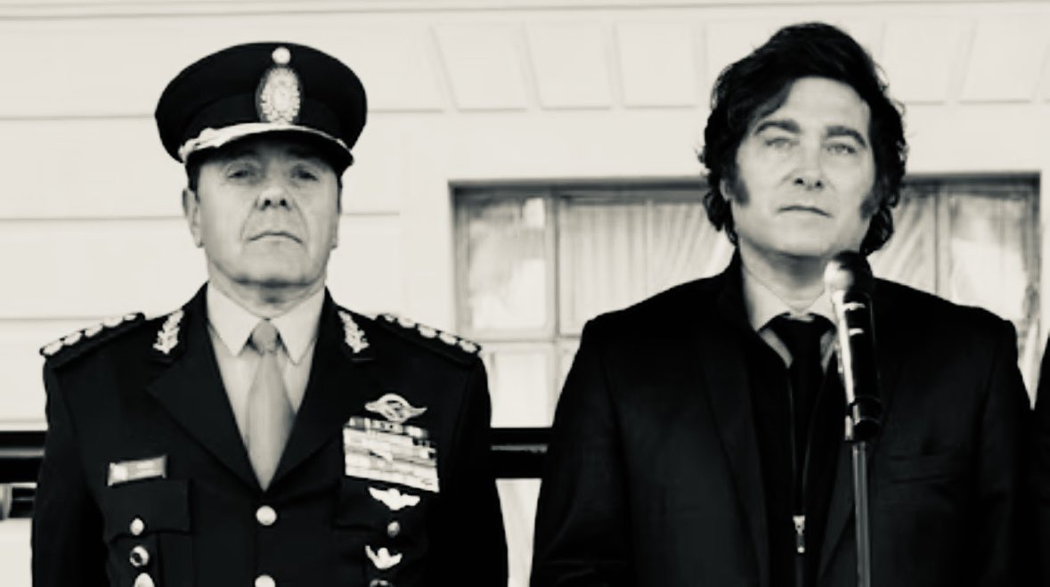 pablonicoletti_'s tweet photo. Siento un absoluto rechazo a la designación de un militar como Ministro de Defensa.

Como Presidente de la UCR La Plata —y expresando una posición personal— considero que esta decisión rompe un principio básico de toda democracia:
las Fuerzas Armadas, la seguridad interior y la aviación civil deben estar bajo conducción civil para evitar corporativismos y garantizar controles reales.

Las últimas veces que un militar ocupó Defensa fueron las dictaduras de Videla y Viola, con violaciones masivas a los DD.HH. y decisiones que casi nos llevan a una guerra con Chile.
Desde 1983, ningún gobierno democrático había cruzado ese límite. Hasta hoy.

En La Plata esta designación duele aún más.
El coronel Carlos Roque Presti, padre del nuevo ministro, comandó el Regimiento 7 durante la dictadura, en una ciudad que fue epicentro del terrorismo de Estado: Área 113, La Cacha, Arana, Comisaría 5ª y el operativo donde fue secuestrada Clara Anahí Mariani.
Diversos organismos de DD.HH. locales lo señalaron por responsabilidades en esos hechos, aunque murió sin condena.

Cuando Carlos Alberto Presti fue nombrado jefe del Ejército, jamás expresó una posición clara sobre los crímenes de la dictadura ni sobre las acusaciones contra su padre. Un silencio institucionalmente grave.

Nada justifica romper el consenso democrático que rige desde 1983:
la conducción política de la Defensa debe ser civil, sin excepción.

La designación de Milei no es cambio: es un retroceso institucional profundo, especialmente doloroso para una ciudad como la nuestra, marcada por la memoria y los DD.HH.
Una decisión injustificable y sin explicación posible.