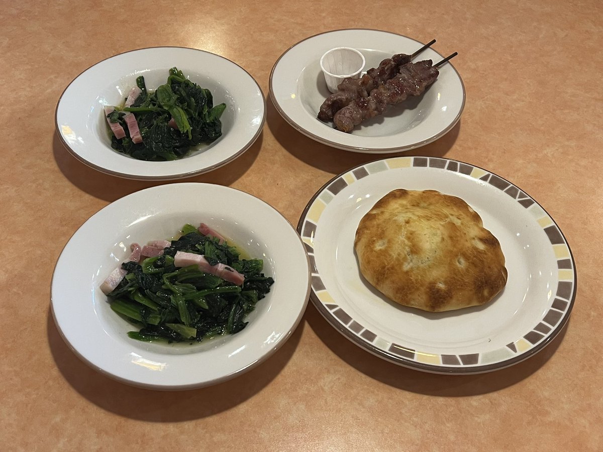 サイゼリヤとパキスタンレストランを行き来しているうちにサイゼリヤでもサグマトンとロティが食べれることに気づいてしまった。以下、サグマトンの作り方です。

ほうれん草のソテー×2
アロスティチーニ×1
を注文
↓
一皿にまとめ、オリーブオイルたっぷりとホットソース×1を追加（無料）