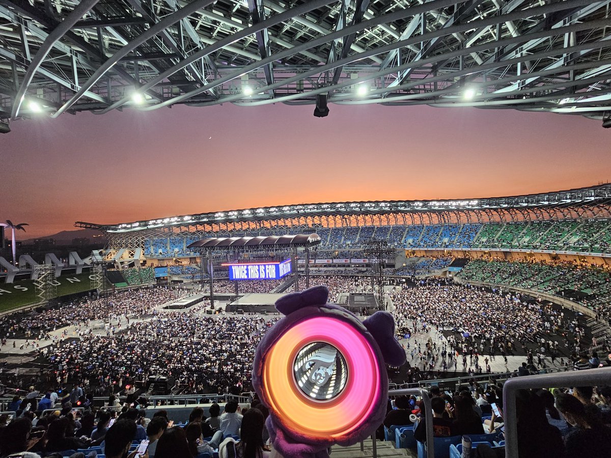 roshe8780's tweet photo. DAY2 入場

出大景欸✨️
瘋掉還有月亮🌙

#TWICE #트와이스 #THISISFOR
#TWICE_THISISFOR_WORLD_TOUR
#TWICE_THISISFOR_WORLD_TOUR_IN_KAOHSIUNG
#THISISFOR_KAOHSIUNG_D2 https://t.co/CoONh091mO