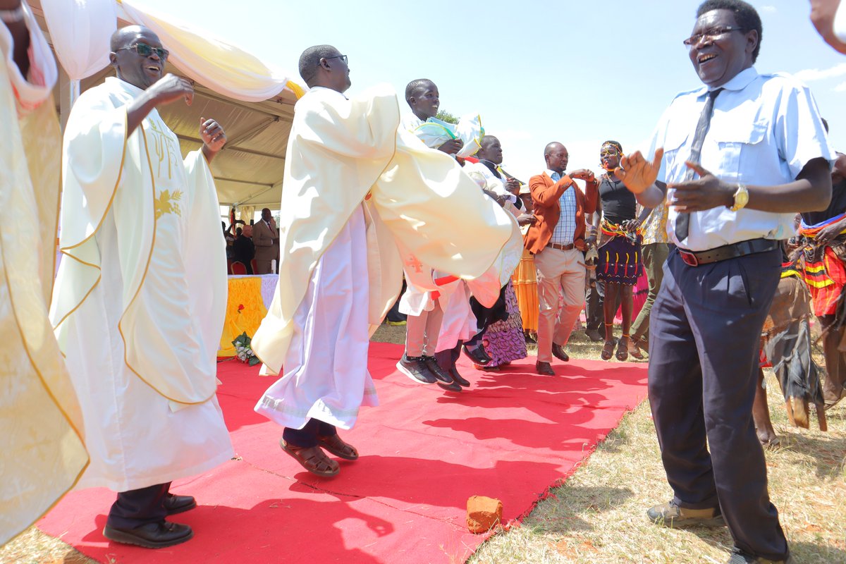 kapatuniversity's tweet image. 📸 Joyful moments from the #KAPATUProject Thanksgiving Mass at Losilang-Kotido! 🙏 Priests, nuns, and thousands from Karamoja and the Ateker region came together to celebrate a new era of education and innovation in our community. Let&apos;s continue this journey together! 🌟…