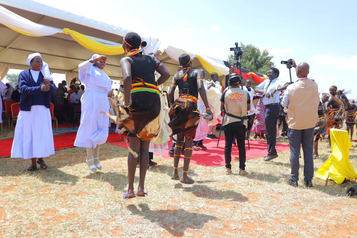 kapatuniversity's tweet image. 📸 Joyful moments from the #KAPATUProject Thanksgiving Mass at Losilang-Kotido! 🙏 Priests, nuns, and thousands from Karamoja and the Ateker region came together to celebrate a new era of education and innovation in our community. Let&apos;s continue this journey together! 🌟…