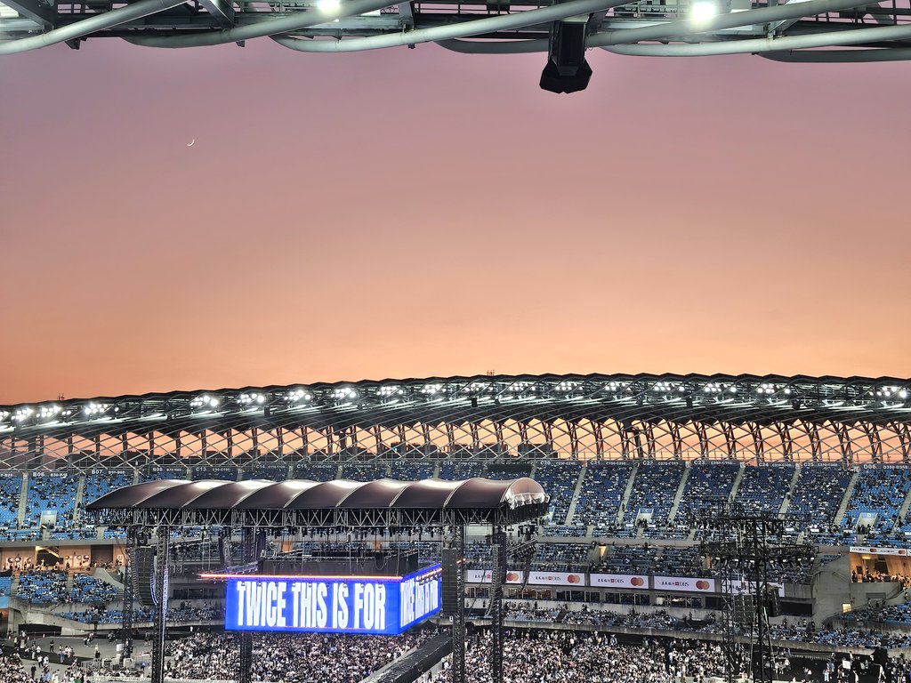 roshe8780's tweet photo. DAY2 入場

出大景欸✨️
瘋掉還有月亮🌙

#TWICE #트와이스 #THISISFOR
#TWICE_THISISFOR_WORLD_TOUR
#TWICE_THISISFOR_WORLD_TOUR_IN_KAOHSIUNG
#THISISFOR_KAOHSIUNG_D2 https://t.co/CoONh091mO