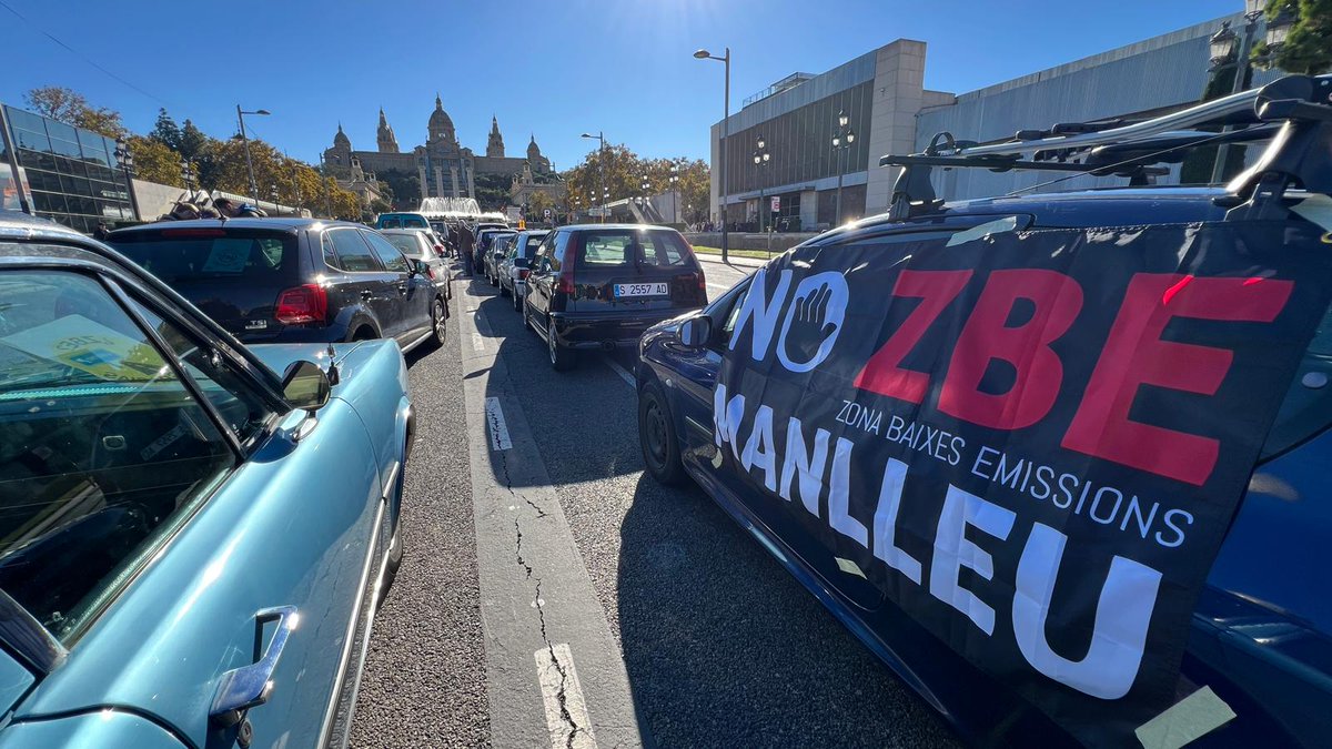 No_ZBE_Manlleu's tweet image. Concentración Barcelona contra las Zonas de Bajas Emisiones 22-11-2025. Inicio de campaña de recogida de firmas a nivel nacional para que las ZBE NO sean obligatorias, modificando la Ley 7/2021 #ElPuebloContraLasZBE