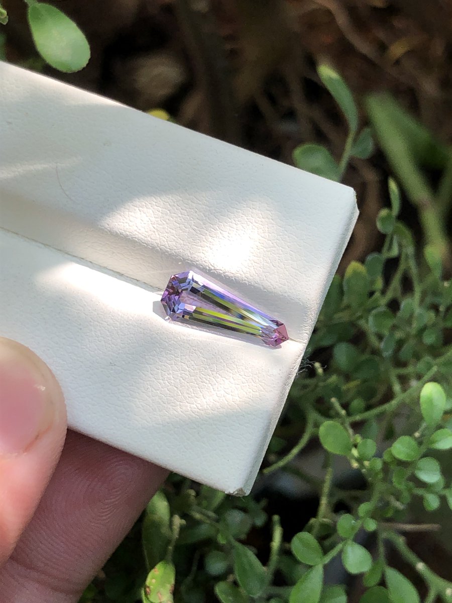 天然非加熱タンザナイト シールドカット🛡️ ピンクがかったパープル