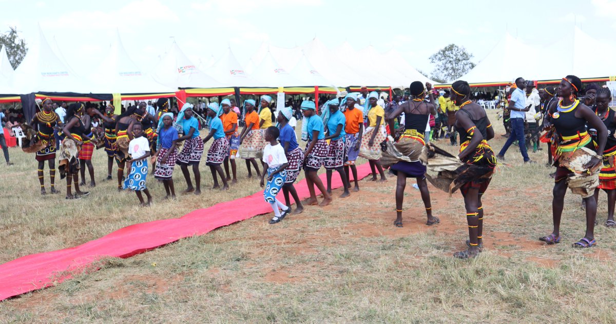 kapatuniversity's tweet image. 📸 Joyful moments from the #KAPATUProject Thanksgiving Mass at Losilang-Kotido! 🙏 Priests, nuns, and thousands from Karamoja and the Ateker region came together to celebrate a new era of education and innovation in our community. Let&apos;s continue this journey together! 🌟…