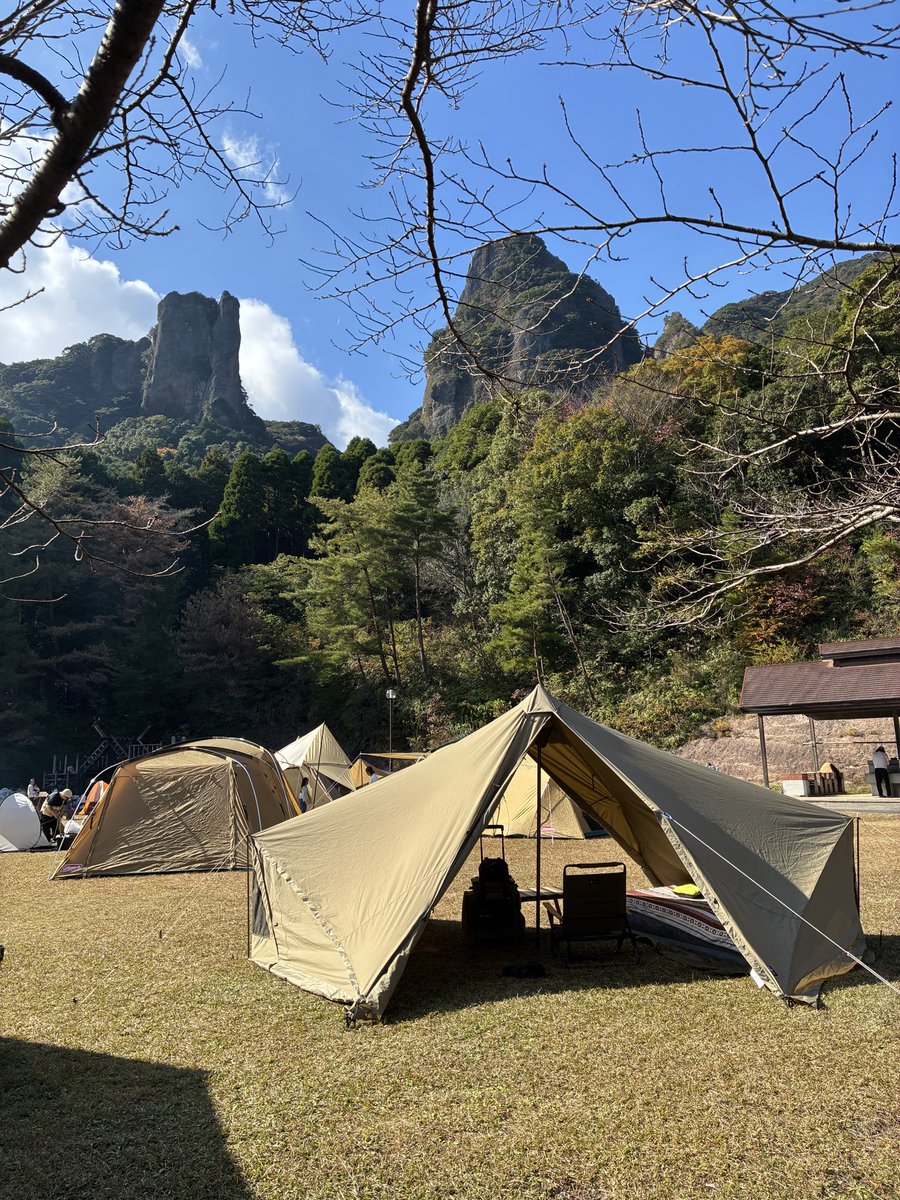 kongari_tiger's tweet photo. 連休のボッチキャンプ！
薪ストは最高だぜ🔥
山籠りでアナフラの可能性を探ります🕵️‍♀️
伊万里の誇りドライブイン鳥のたれで半額ステーキを頂きます🥩
#ブレヒロ https://t.co/tWl60CiqOB
