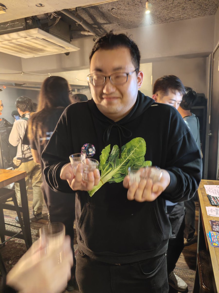 僕がバーガンに来た瞬間、大納言さんは突然殴りつけてきました。彼の凶腕は僕の前歯を吹き飛ばし、目は前が見えないほど腫らし、鼻は左に大きく曲がっていました。
命の危険を感じた僕は即座にショットを差し出したのですが「これが聖誕祭だ」と聞き入れて貰えず…
恐ろしいです　
#大納言聖誕祭2025