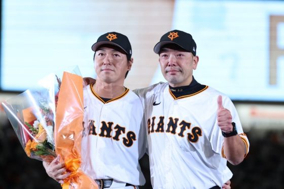 【涙拭う】巨人・長野久義の引退セレモニー、阿部監督＆坂本勇人が号泣
news.livedoor.com/article/detail…

巨人のファン感謝祭内でセレモニーが実施され、花束が贈呈された。その際に現役時代からともにプレーしていた阿部監督が号泣。長野とガッチリとハグをすると何度も目を抑え涙を拭いた。