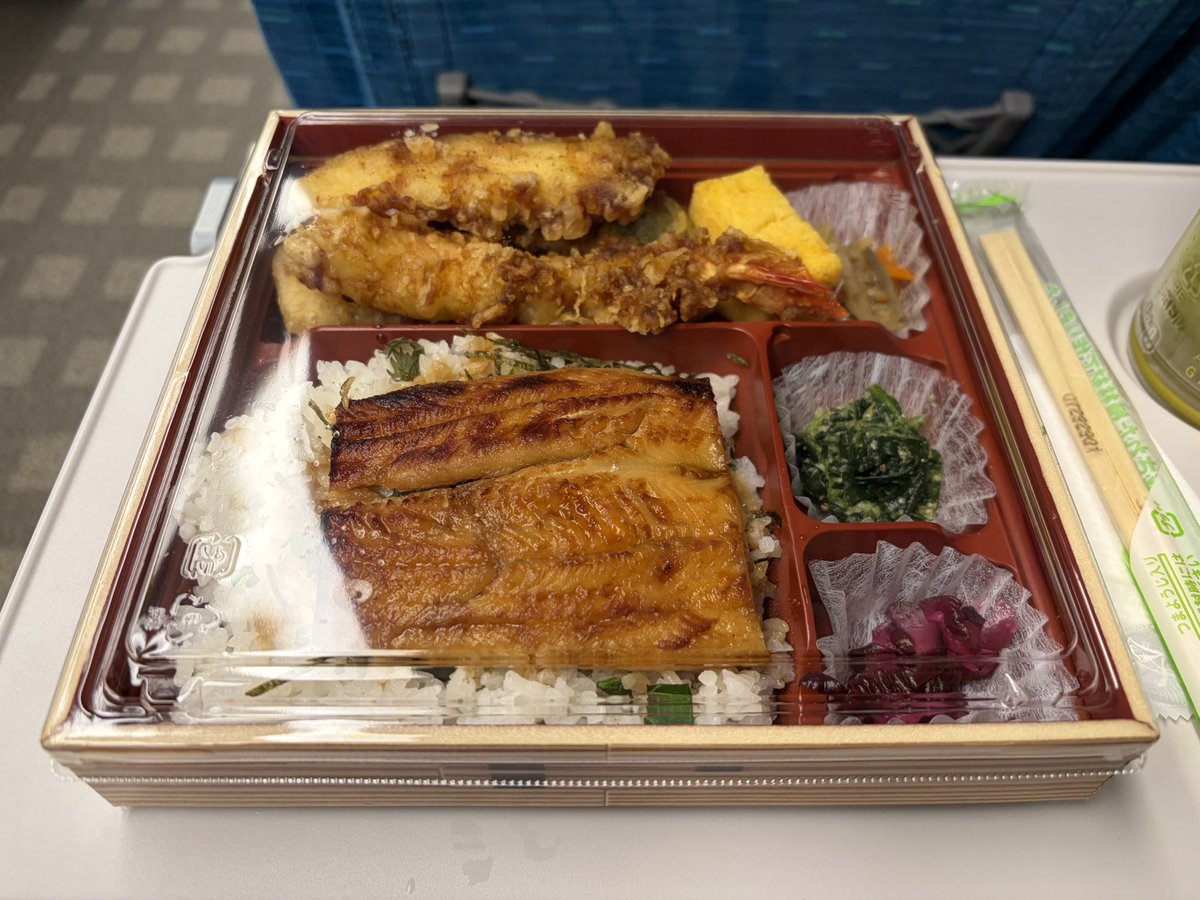 日本橋玉い、あなご幕の内弁当を食べながら帰ってます。東京勤務時代に日本橋で食べたなと。明日は助っ人(5日連続)と2人で生コン頑張るようです😰