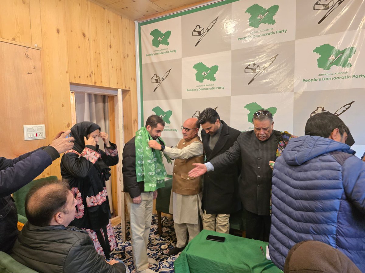 jkpdp's tweet image. We welcome young entrepreneurs Fayaz Wani, Riyan Mukhtar and Bashir Ahmed Kharadi from Srinagar into the party. Inspired by Ms.@MehboobaMufti ‘s focus on youth empowerment, more young people are joining JKPDP to drive real change. They were received by party GS Mohd. Khursheed…