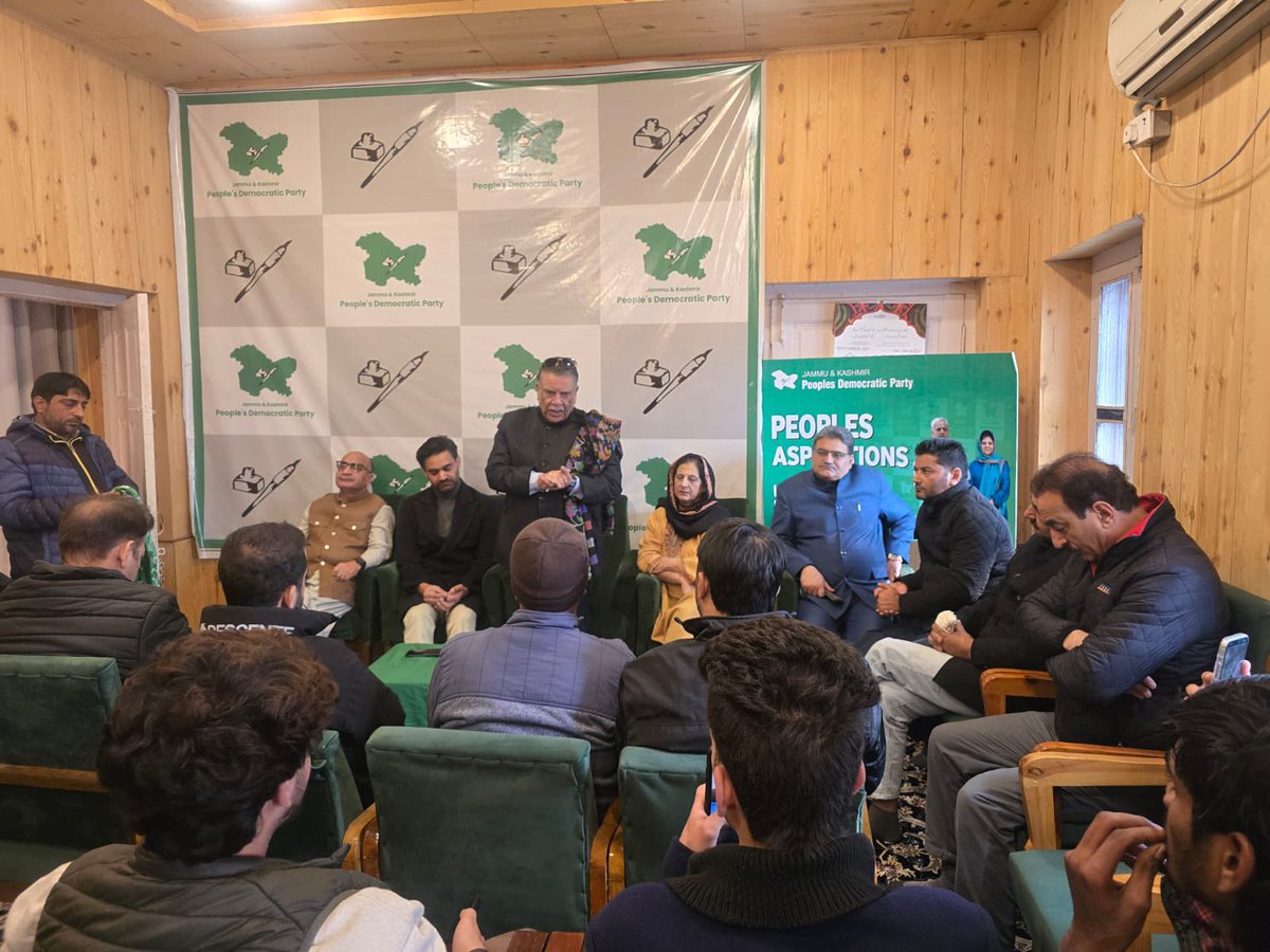 jkpdp's tweet image. We welcome young entrepreneurs Fayaz Wani, Riyan Mukhtar and Bashir Ahmed Kharadi from Srinagar into the party. Inspired by Ms.@MehboobaMufti ‘s focus on youth empowerment, more young people are joining JKPDP to drive real change. They were received by party GS Mohd. Khursheed…