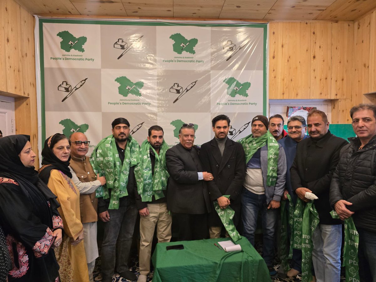 jkpdp's tweet image. We welcome young entrepreneurs Fayaz Wani, Riyan Mukhtar and Bashir Ahmed Kharadi from Srinagar into the party. Inspired by Ms.@MehboobaMufti ‘s focus on youth empowerment, more young people are joining JKPDP to drive real change. They were received by party GS Mohd. Khursheed…