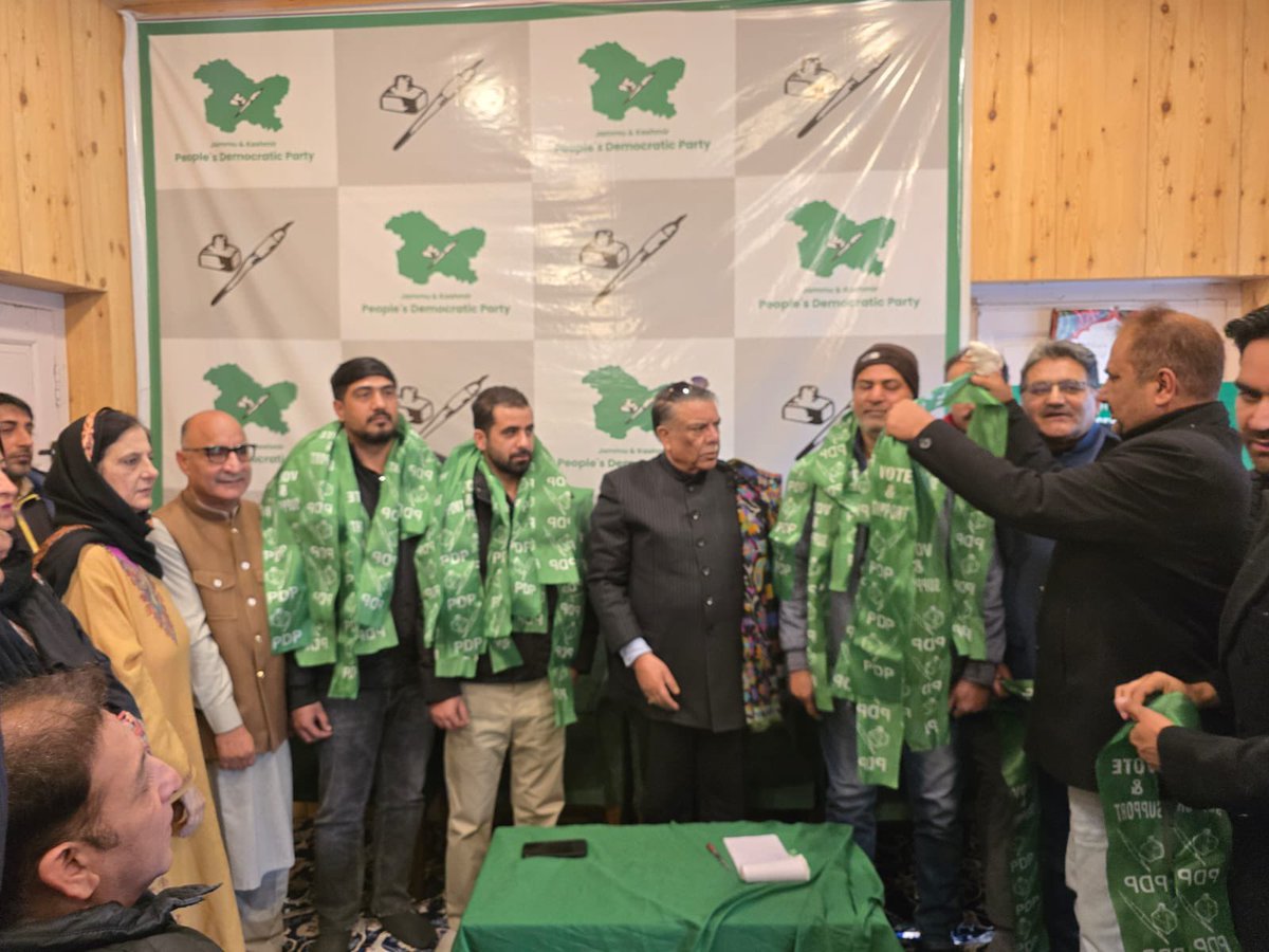 jkpdp's tweet image. We welcome young entrepreneurs Fayaz Wani, Riyan Mukhtar and Bashir Ahmed Kharadi from Srinagar into the party. Inspired by Ms.@MehboobaMufti ‘s focus on youth empowerment, more young people are joining JKPDP to drive real change. They were received by party GS Mohd. Khursheed…