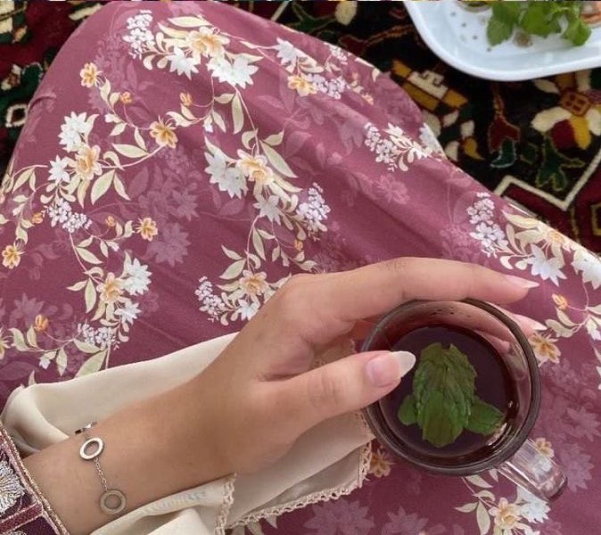 "الأرواحُ المتشابهةُ تتآلفُ 
ربما في لقاءٍ غيرِ محسوب.. 
أو صُدفة مدهشة.. 
أو قدَرٍ مؤجَّل "..✨✨