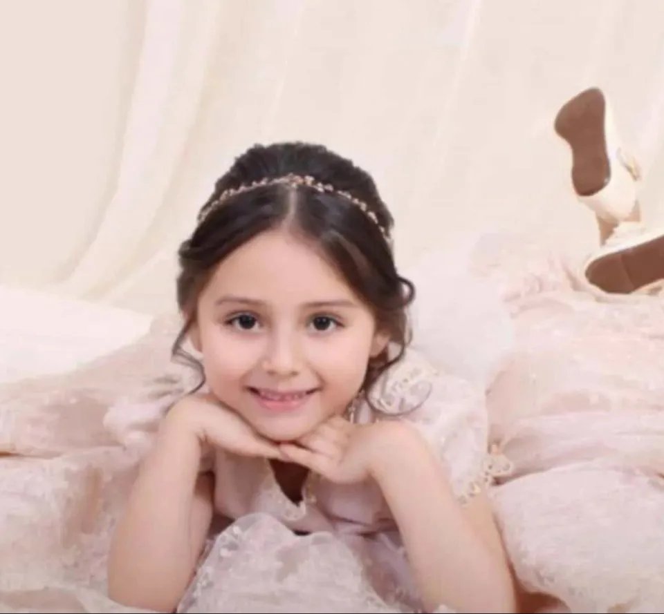 TrueCrimeUpdat's tweet image. ⚠️WARNING: This post describes the fatal shooting of two children by military forces.

Two young girls, aged 11 and 7, were shot dead in Mexico after a military convoy of 24 soldiers allegedly mistook their family&apos;s vehicle for gangsters and opened fire.

Leidy, 11, and Alexa, 7,…