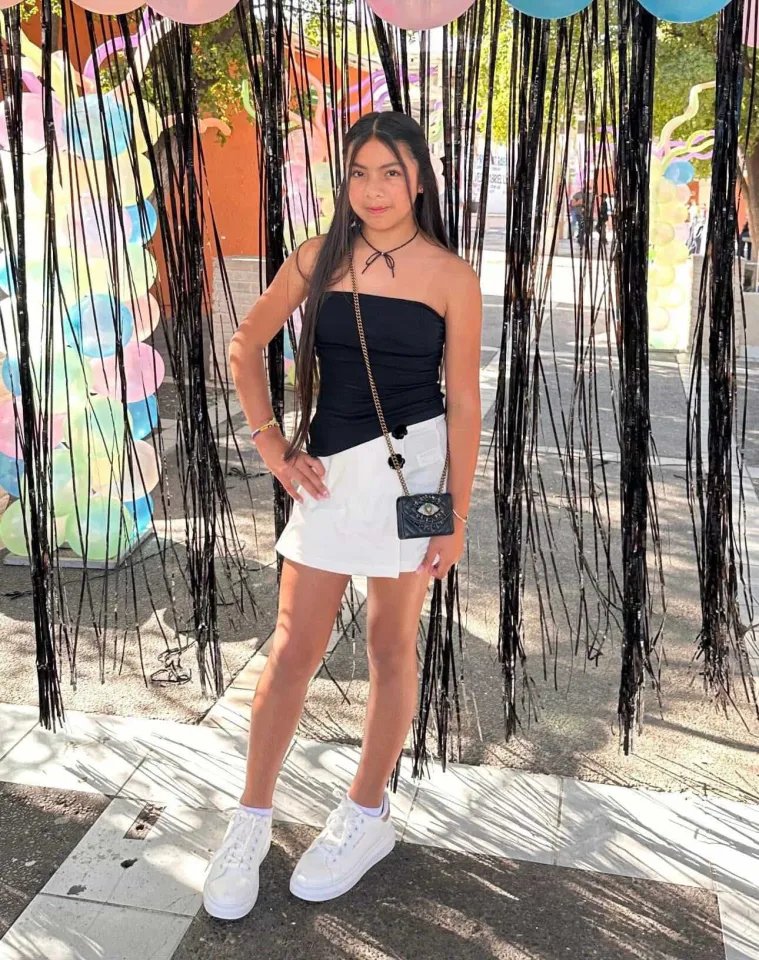 TrueCrimeUpdat's tweet image. ⚠️WARNING: This post describes the fatal shooting of two children by military forces.

Two young girls, aged 11 and 7, were shot dead in Mexico after a military convoy of 24 soldiers allegedly mistook their family&apos;s vehicle for gangsters and opened fire.

Leidy, 11, and Alexa, 7,…