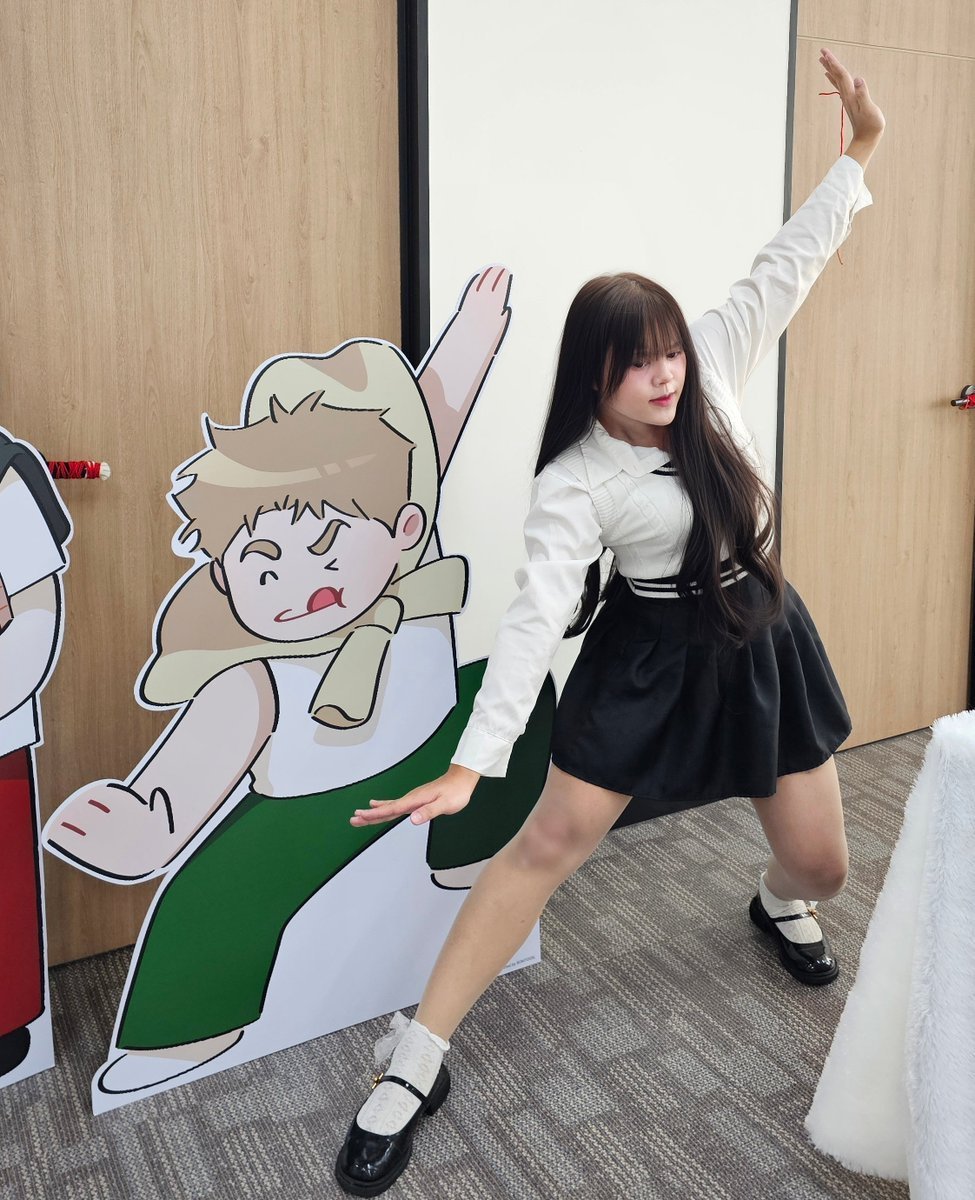 varnnessia's tweet image. สแตนดี้ยักษ์น่ารักมากเลยค่ะ ถ่ายรูปกับเด็กๆสนุกมากๆเลย รักนะคะ ขอบคุณที่แวะมาประเทศไทยค่ะ 🫶🇹🇭❤️
@soop2rang @JMEESHOP_TH 
#JMEESHOPTH
#REDTHREADQUESTEVENT