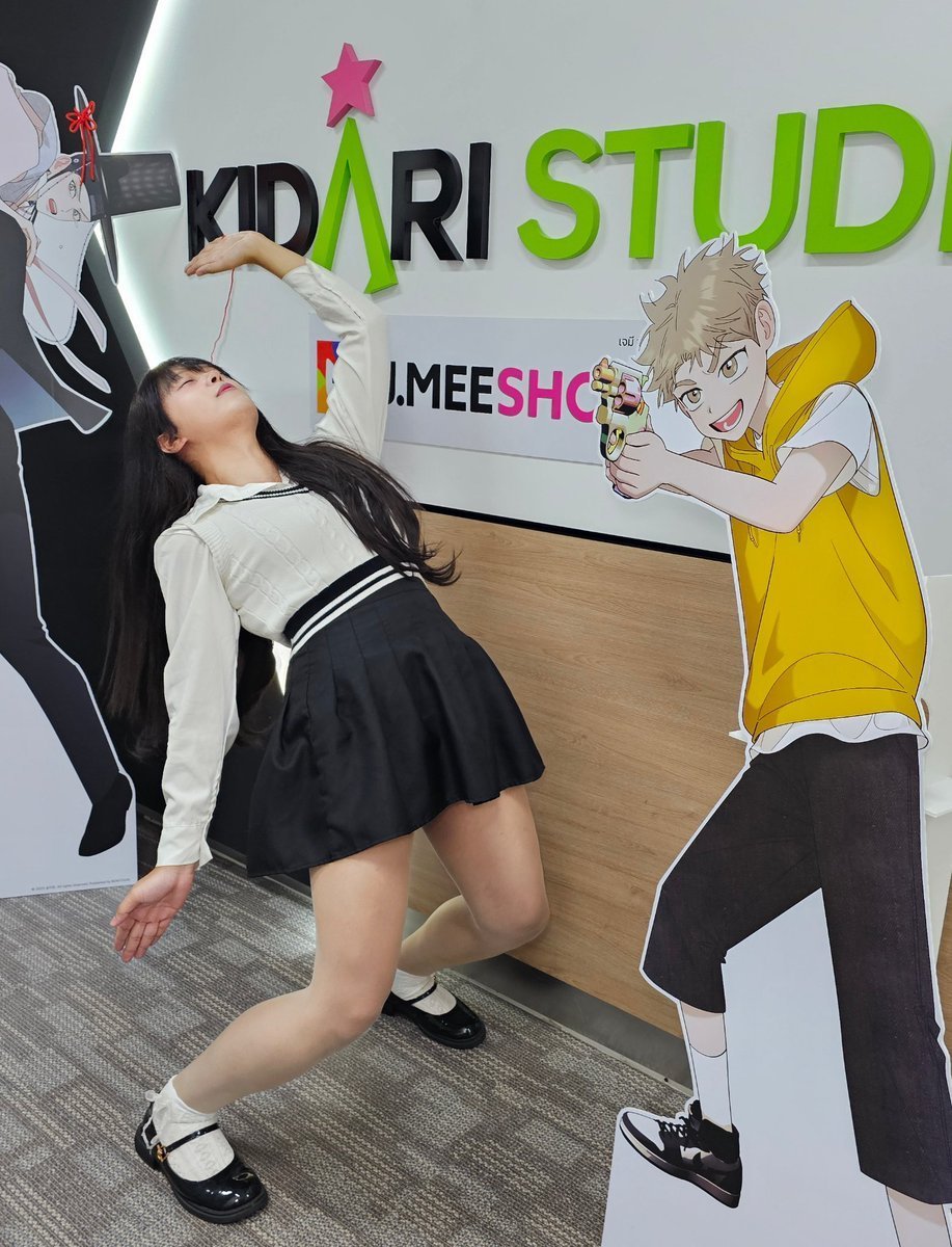 varnnessia's tweet image. สแตนดี้ยักษ์น่ารักมากเลยค่ะ ถ่ายรูปกับเด็กๆสนุกมากๆเลย รักนะคะ ขอบคุณที่แวะมาประเทศไทยค่ะ 🫶🇹🇭❤️
@soop2rang @JMEESHOP_TH 
#JMEESHOPTH
#REDTHREADQUESTEVENT