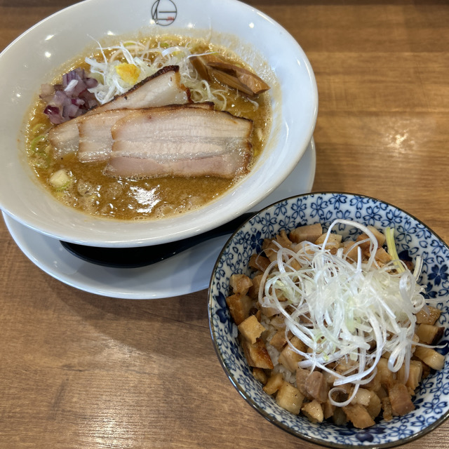 hiroyosh88's tweet photo. 東大阪市、近鉄河内永和駅高架下「味噌ラーメン仁」さんで「味噌らーめん」と「豚丼(ヘタ丼)」を食べました。味噌ラーメン専門店。スープは豚骨ベースで濃厚な味噌味、麺はもっちりとした太縮れ麺。「豚丼(ヘタ丼)」は300円でしっかりと肉が入っているお得な品。両品共おいしくいただきました
#higao https://t.co/gUOzjkLUdB
