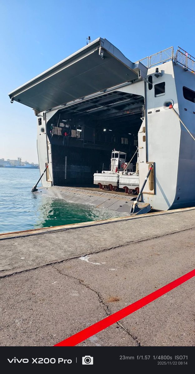 StraitObserver's tweet image. Very nice photos of the LPD Yushan (1401) ROCN ship dock.
📸 Facebook 海軍艦隊風雲