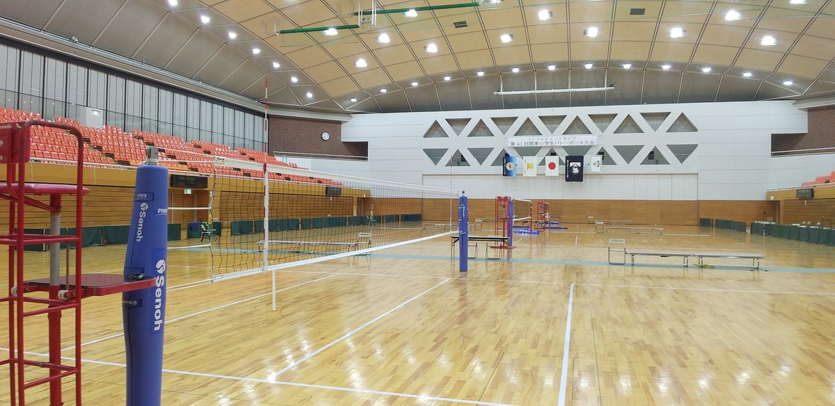 rubicks_iruma's tweet image. 本日も関東大会役員にて深谷へ🏐
泊まっちゃったほうがよかったかな。2日間フル稼働してかなりグッタリしてます😣
男子決勝は小学生とは思えないパワフルな展開に！平均身長はうちと変わらないかな!?　
何事もチャレンジが大事！そこを目指して気合いじゃ👊
その前に明日がミカサ杯一次予選だった💦