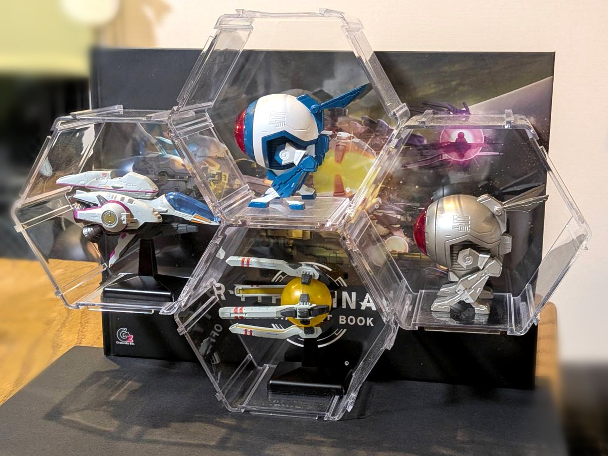 lpre_ys's tweet image. R-TYPE 戦闘機ガチャ、ダイソーのディスプレイスタンド（六角形）があるとタクティクス風に飾れてめっちゃ良い！！！！！
#Rtype #rtypefinal2