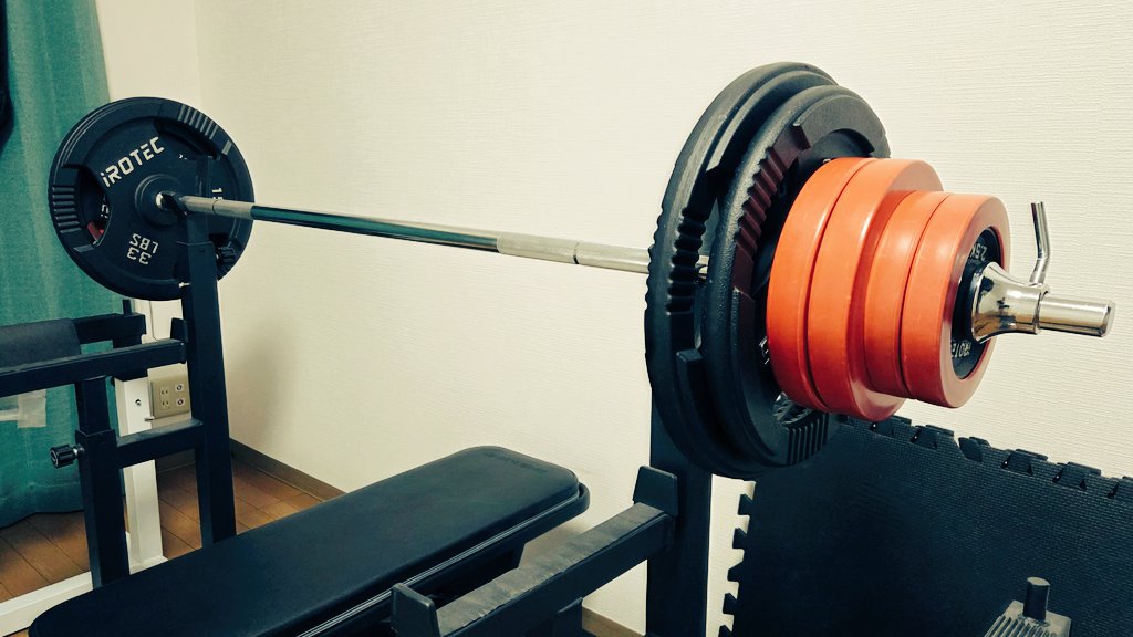 minahiro_sc's tweet image. ジム化した自分の部屋！

都内のワンルームでそこまで広くないので
筋トレ器具の隣には布団が敷いてあって
あとはぶら下がり健康器があるだけです☺️

というわけで明日は、
#ウエスタン佐倉店 様で収録！#PR