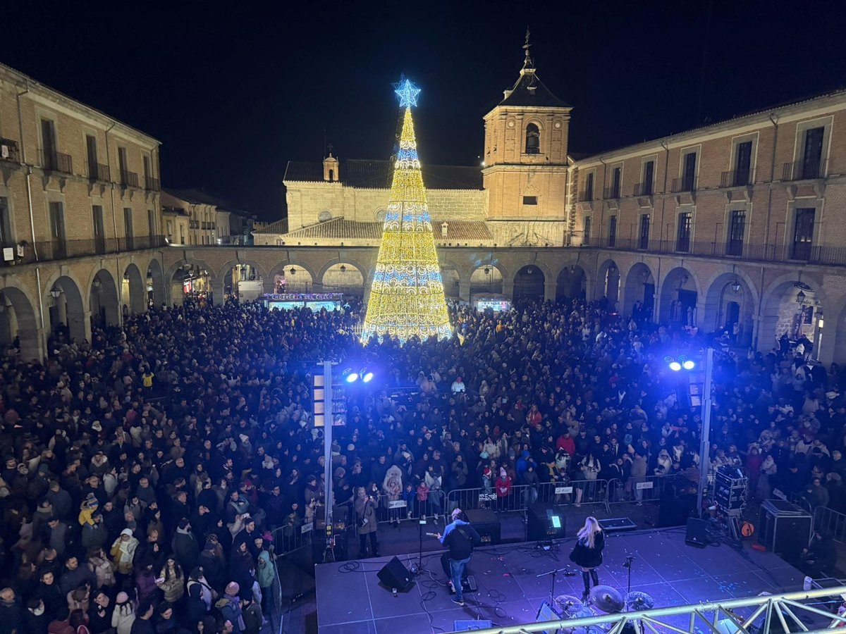 EmergenciaAvila's tweet image. Anoche vivimos un momento mágico con el encendido de la iluminación navideña en #Ávila 

En las actividades de estos días, estaremos acompañándoos con @ProteCivilAvila #PolicíaLocalAv y #BomberosAV para lo que puedas necesitar