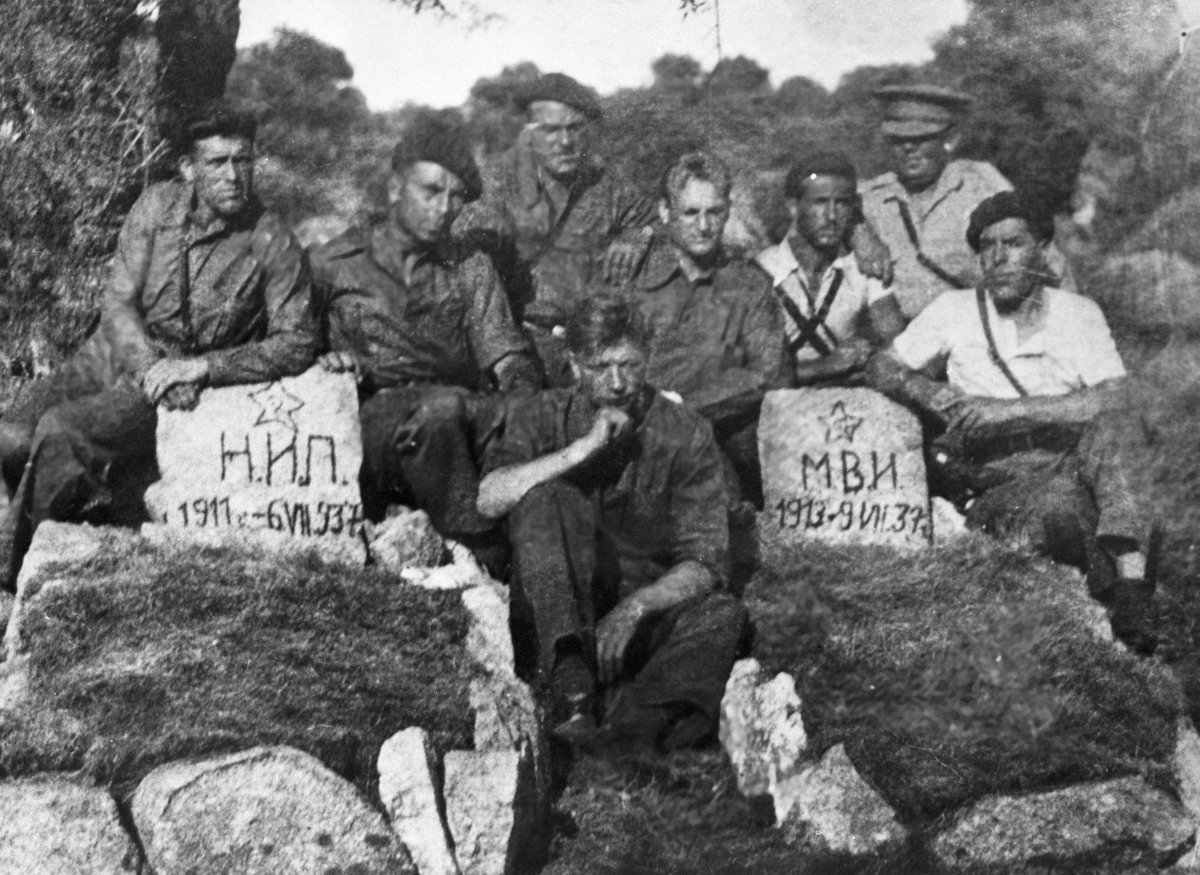 PicturesUssr's tweet image. Soviet tank crews at the graves of their comrades who died during the Spanish Civil War, 1937.