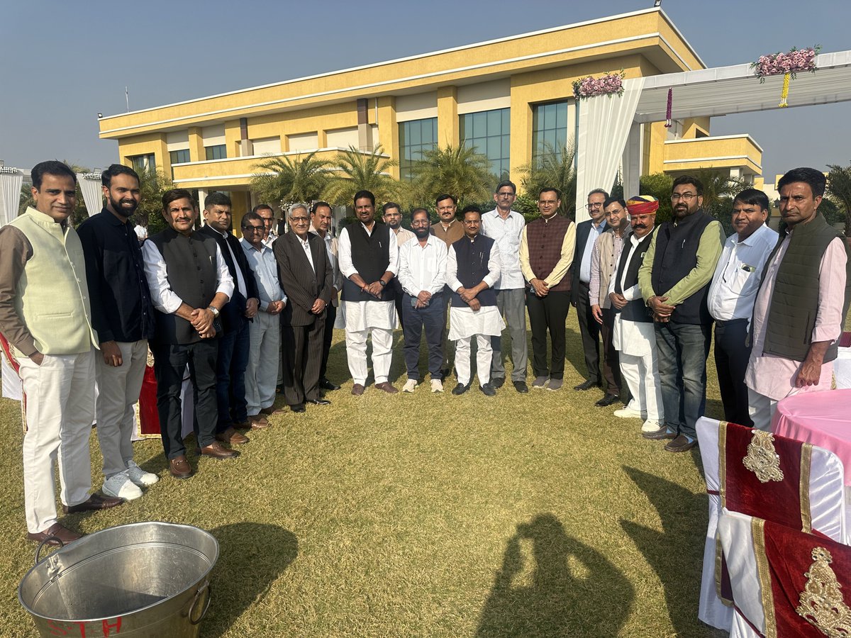 आज हमारे विश्व विद्यालय के साथी रहे मुनालाल जी की पुत्री की सगाई समारोह में शिरकत की । पूर्व मंत्री महेंद्र जी चौधरी मामराज जी जाखड़ डॉ चेनाराम जी सहित साथियों के संग ।