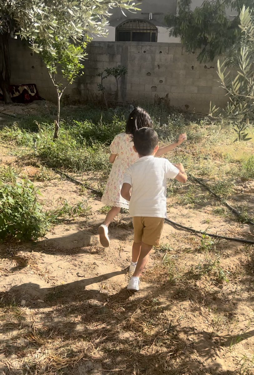 AsmaaMughari's tweet image. تتركنا هذه الحياة أيتاماً منها..
كأن تستيقظ فجأة ويداك فارغتان،
كأن تفتقد يوماً عادياً كنت تبدأه بين أهلك،
تطمئن على صغارك، ويسأل عنك والداك..
ثم تكتشف أنه لم يكن يوماً عادياً،
بل كان أصل قوّتك كلها.

أنا اليوم فقيرة من هذا المعنى الذي سُلب،
ومهما تزيّنت الدنيا بزيفها،
لن تعوّض…