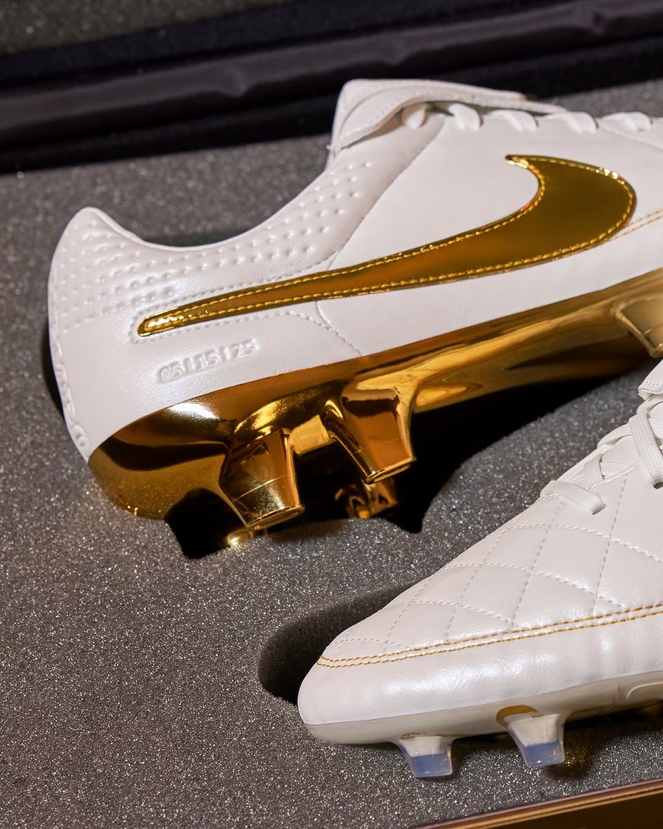 _PointDePenalty's tweet image. Nike réédite la Tiempo de Ronaldinho merci pour la nostalgie... Quelle paire 🫶