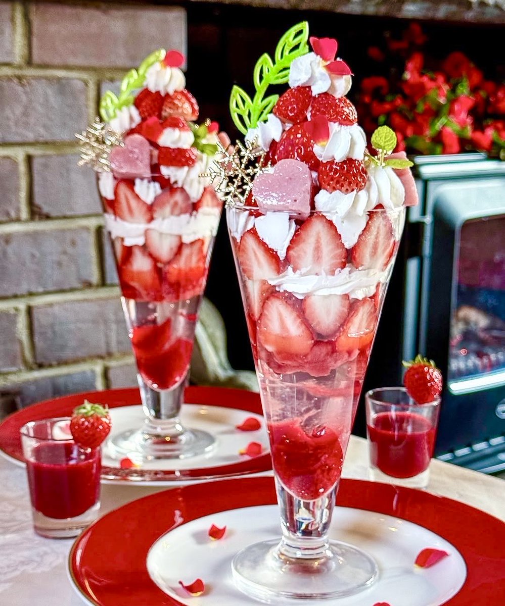 いちご☆パフェ様594☆ぷっくりハートキーホルダー４個セット　薔薇　リボン 旬の苺に繊細な飴細工をトッピングした『苺とバラのパフェ』や