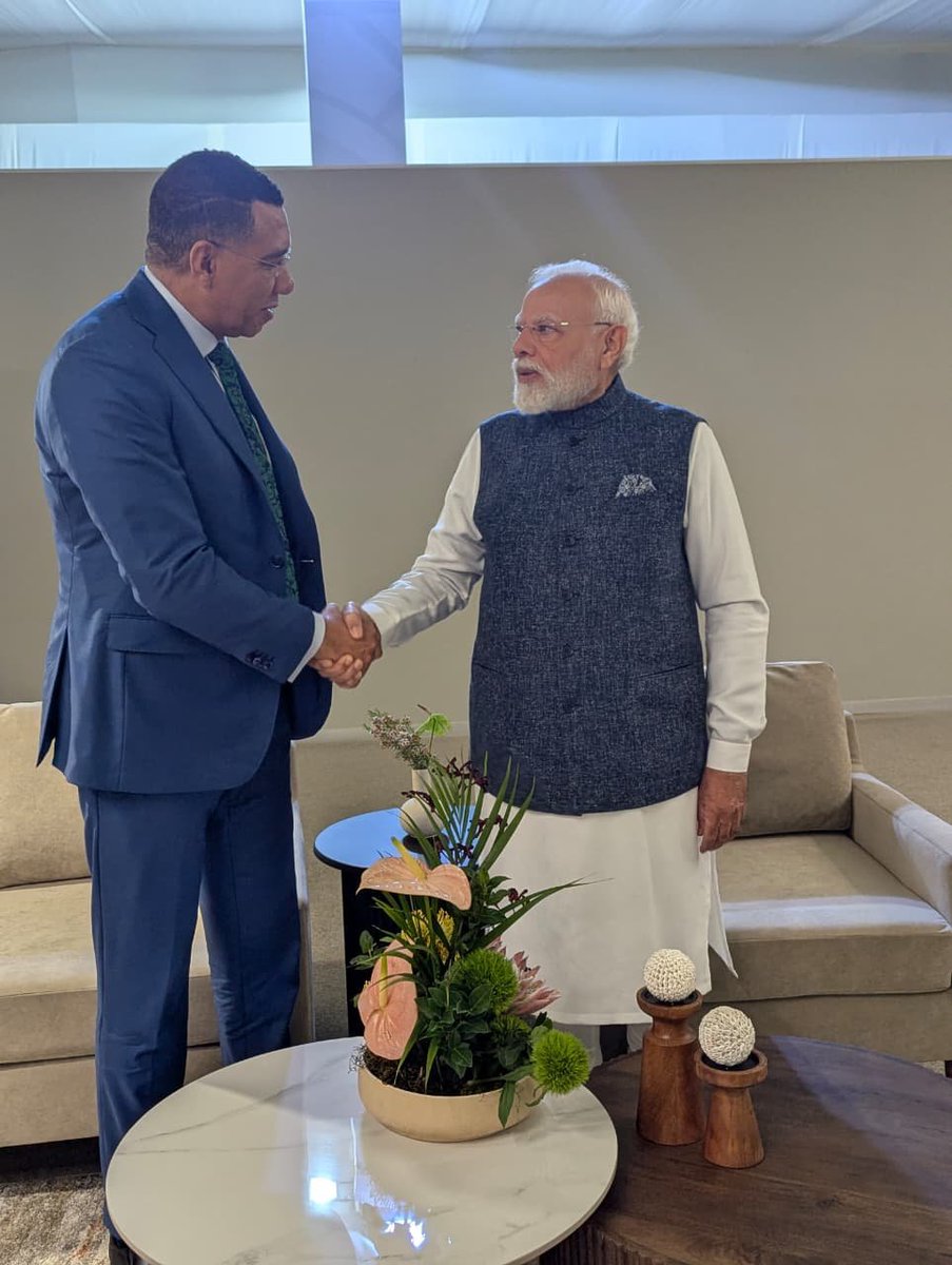 DDNewsGujarati's tweet photo. જોહાનિસબર્ગમાં G20 સમિટ દરમિયાન જમૈકાના પ્રધાનમંત્રી @AndrewHolnessJM અને પ્રધાનમંત્રી @narendramodi  વચ્ચે થઈ મુલાકાત 

#g20summit #pmnarendramodi #andrewholness #jamaicapm #worldleaders #internationalrelations #globalmeeting #diplomacy #summit2025 https://t.co/V72TuThLRK