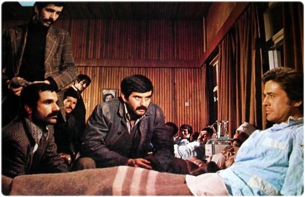 1976 yılında Ertem Eğilmez ile ters düşen Tarık Akan, tüm yapımcılar tarafından kara listeye alınmıştı. Hiçbir film şirketinden teklif alamayan aktör elindeki imkanlarla bir süre geçinmeye çalıştı.

Yaklaşık 1.5 yıl kadar işsiz kalan Akan, önüne gelen "Maden" filminin senaryosu