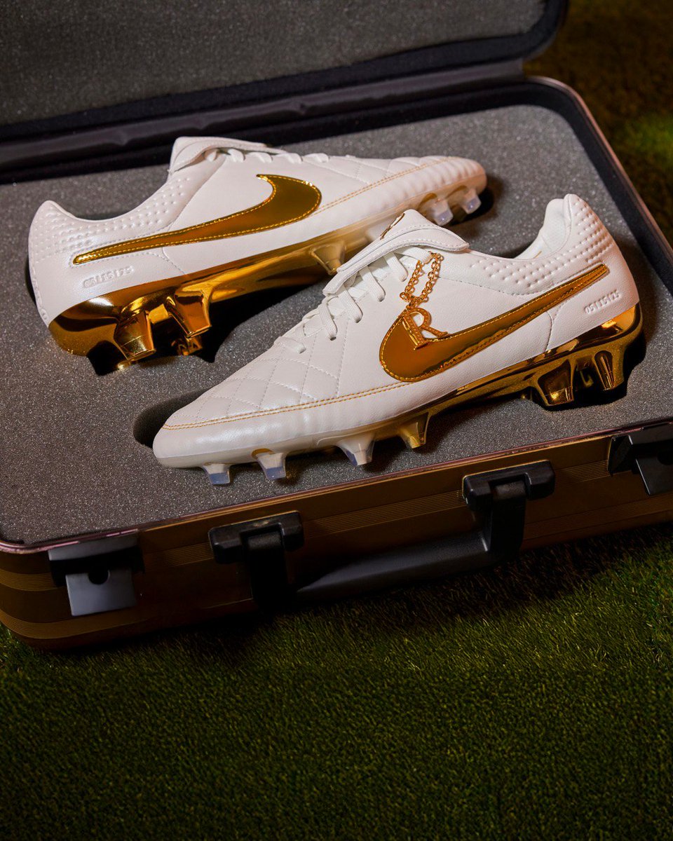 _PointDePenalty's tweet image. Nike réédite la Tiempo de Ronaldinho merci pour la nostalgie... Quelle paire 🫶