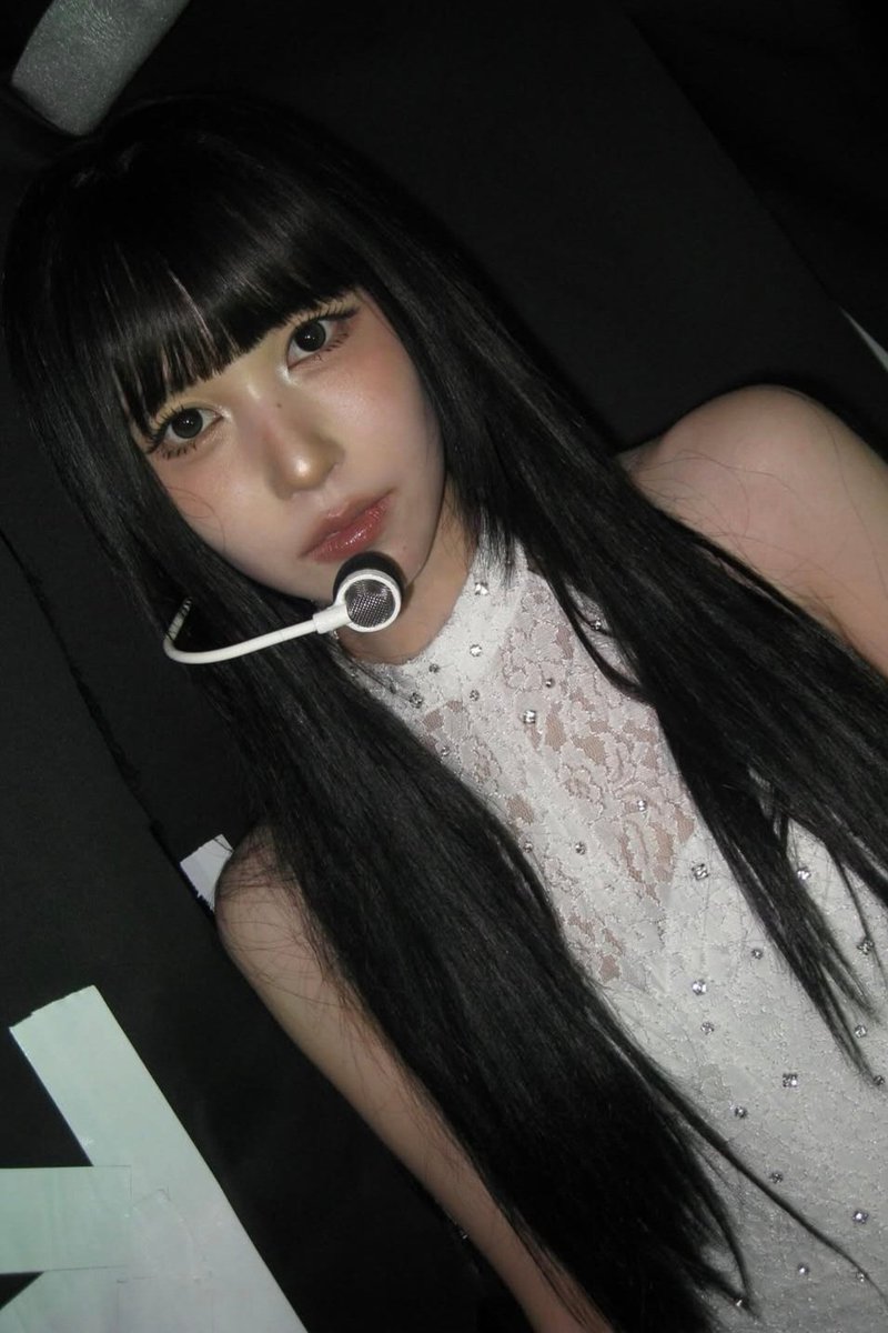 Myoeui's tweet image. Mic check, 1, 2... channeling my inner stage presence.