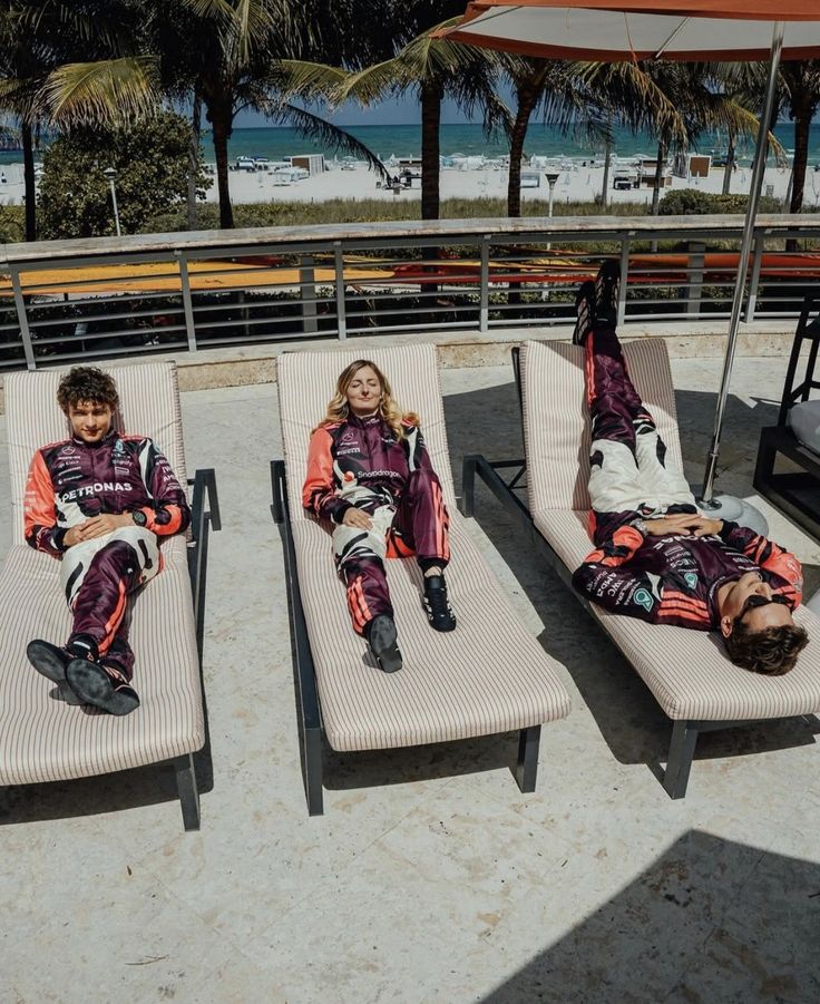 63nius's tweet image. TAKE A BOW, MERCEDES!

doriane f1a champion
george p2
kimi p3

absolute domination in vegas, team @MercedesAMGF1!