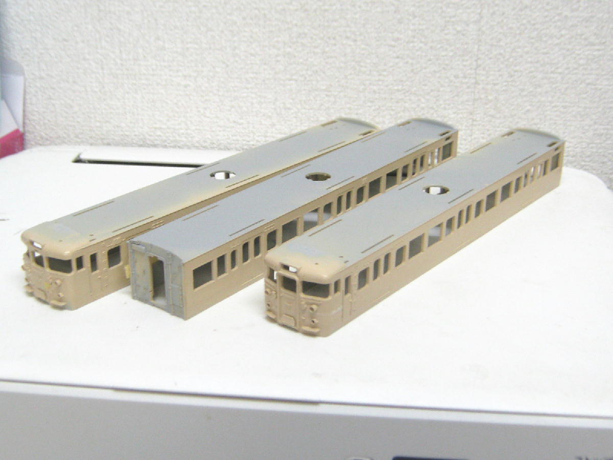 tentetu82's tweet image. #115系 #PULM 車体を塗り始める、が…
まずは浴槽洗剤で油膜＆削りかすを落とし、ガイアのクリームを吹く。未だにΦ0.5のノズルになれず垂れを続発し研磨し再塗装。さてマスキングに取りかかったところ問題発覚。方向幕準備車なので穴を塞ぐことに。Hゴムは余剰パーツ利用