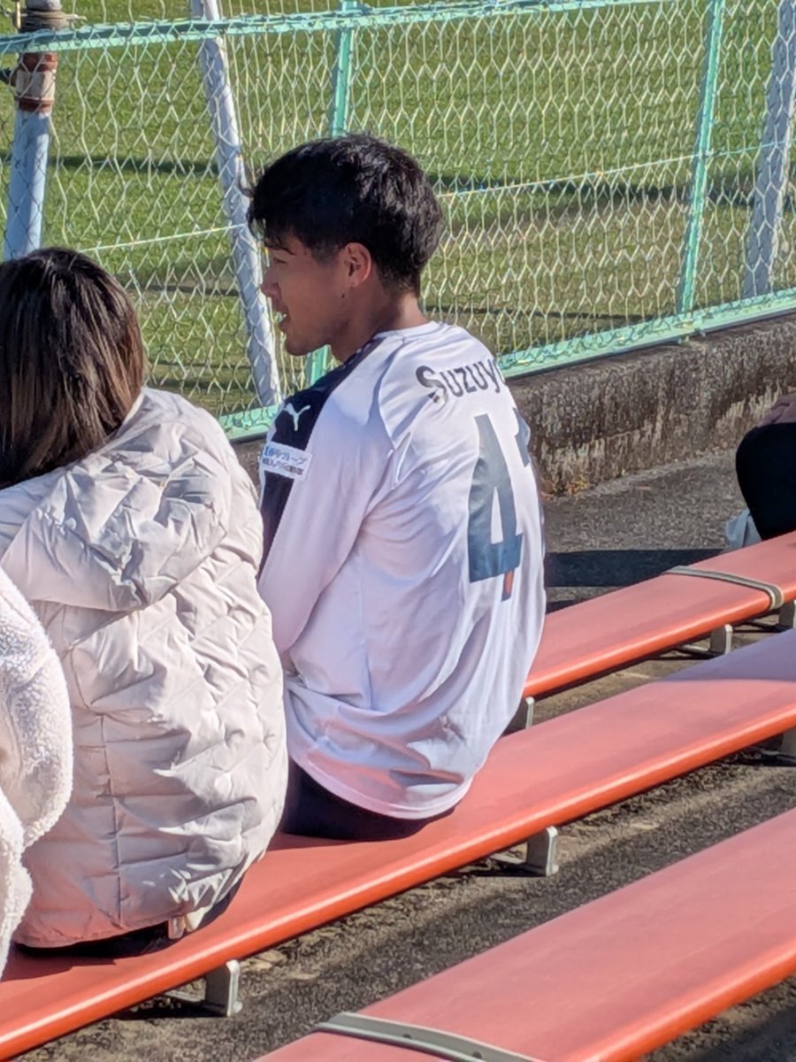 shell_kimi's tweet image. 練習試合後急に羽田選手が客席に入ってきた！
と思ったら家族が来ていたらしく、生まれたばかりのお子さんをみんなに見せて自慢していた。
ほぼみんな
「はねに似てなくて可愛い!」
と絶賛✨️
「オレにそっくりや！」
と怒るはねけん😂
監督も「パパ頑張らなきゃな！」と背中を押していたよ☺