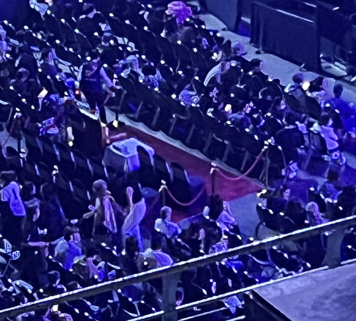 drinkismynamee's tweet image. ห๊าาาาาา ด้านล่างเหมือนมีที่นั่งพิเศษ มีพรมแดงปูพร้อม ใครคะเฉลยที👁️👁️

#บิวกิ้นก็มาแล้วจ้ะDay3 #BIRDFANFEST20XX