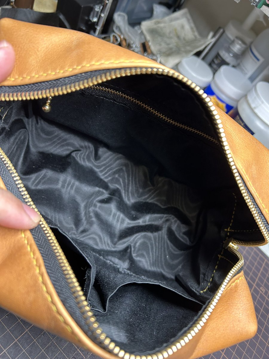 TKworkscom's tweet photo. 新しく設計した、デカめのポーチ完成✨

#レザークラフト
#ハンドメイド https://t.co/wZWtAzzYDL