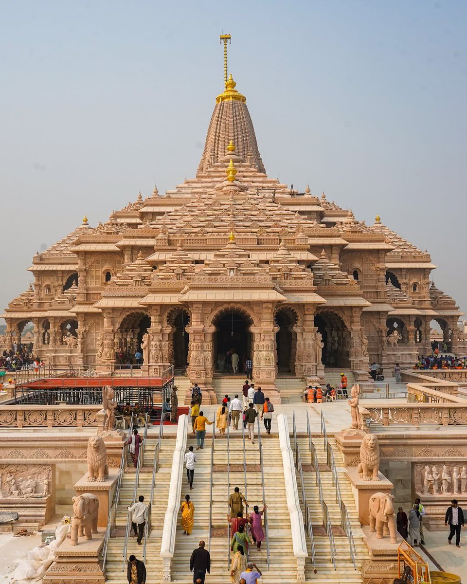 📍 అయోధ్యలో చారిత్రాత్మక ఘ‌ట్టం రాబోతోంది.. 

నవంబర్ 25న రామ జన్మభూమి ఆలయంలో జరిగే ధ్వజారోహణ కార్య‌క్ర‌మం నిర్వ‌హించ‌నున్నారు. 

🚫 ట్రాఫిక్ అలర్ట్:
నవంబర్ 23 అర్ధరాత్రి నుంచి అయోధ్యలోకి భారీ వాహనాల ప్రవేశం నిషేధం. రద్దీ నివారణకు రూట్ మార్పులు అమల్లోకి.

🇮🇳 వేడుక విశేషాలు:
🕛