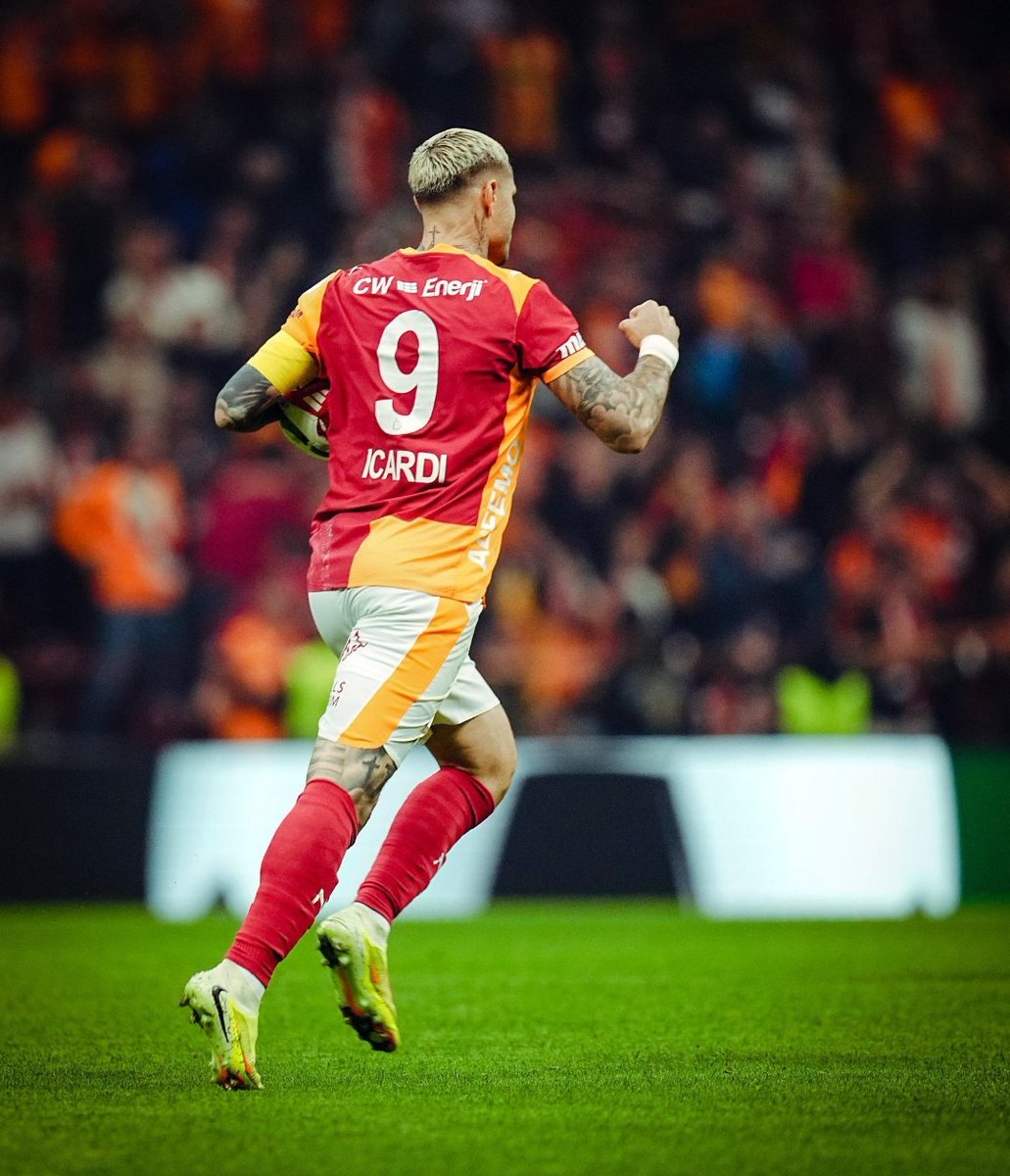 Kralım geri döndü. 👑