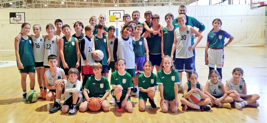 stcbaloncesto's tweet image. Nuevo domingo de tecnificaciones Mini. A quien quiere mejorar, no le importa madrugar. Una gozada trabajar y disfrutar con una treintena de Minis. Gracias a Vane, Pao y David  por su implicación. #MiniStadium🏀💚⛹️‍♀️⛹️