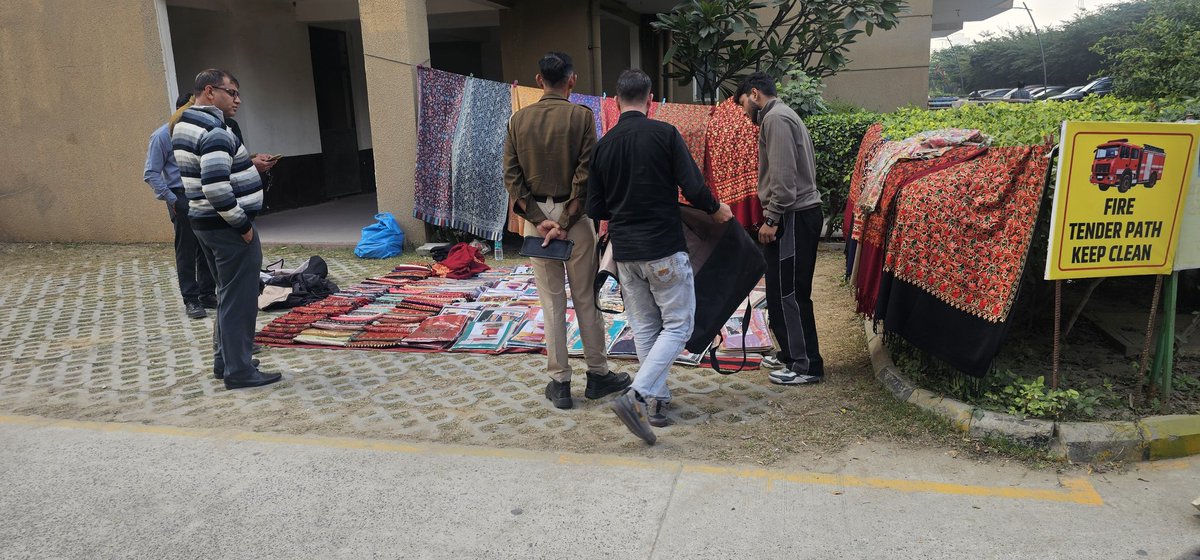 ArunKoslii's tweet image. आज हमारी सोसायटी में कश्मीर के कुलगाम से शाल बेचने के कुछ युवक आए थे , सोसायटी के मैनेजर ने बिना चैक करें उनको परमिशन दे दी और उन्होंने मेन गेट के पास स्टाल लगा ली , मेरी आदत है सुबह जल्दी साइट पर चला जाता हूं , काम निपटाकर वापस फ्लैट पर आता हूं और नहाकर नाश्ता वैगरह करके फिर…